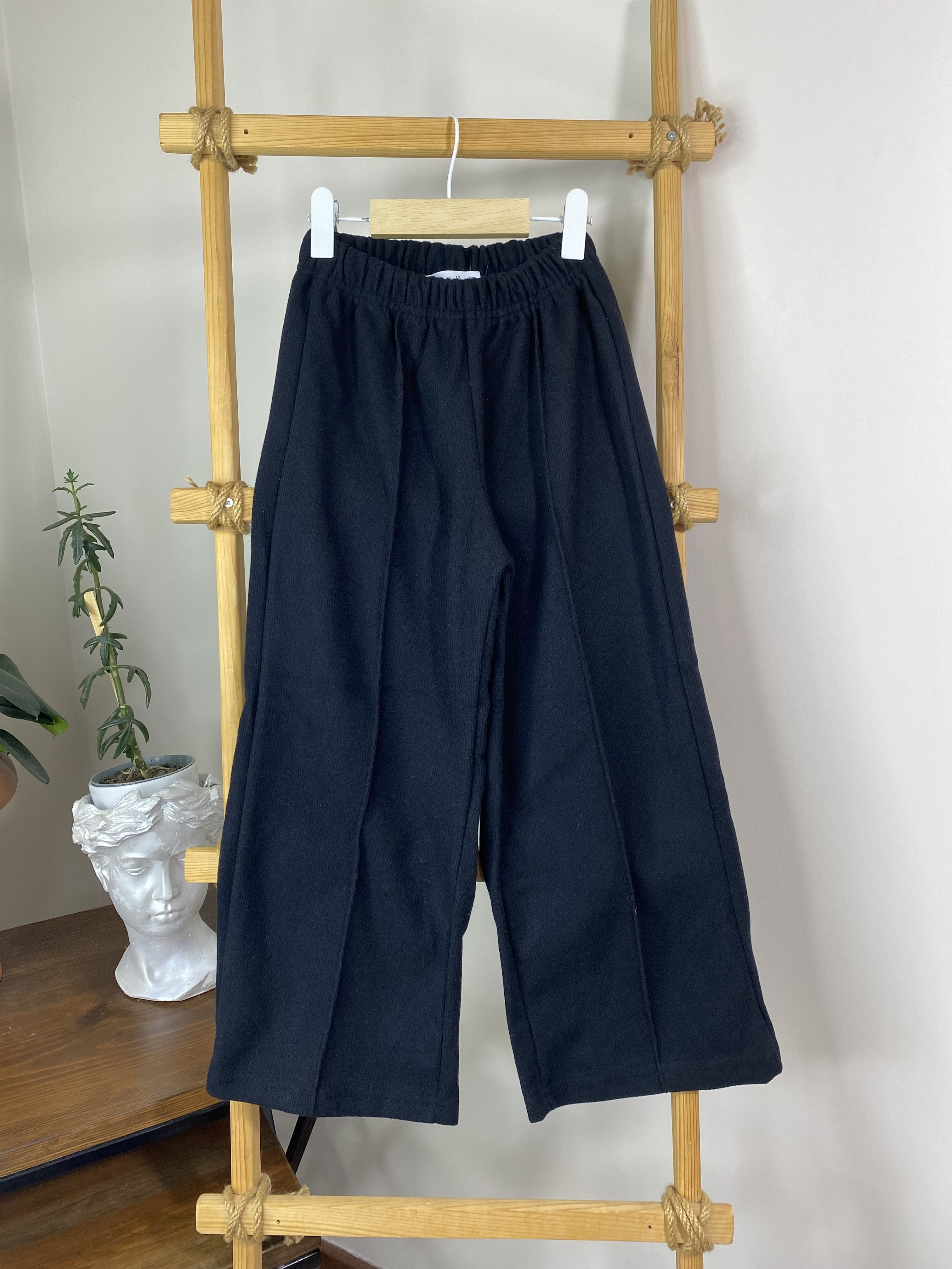 BELİ%20LASTİKLİ%20SİYAH%20PANTOLON